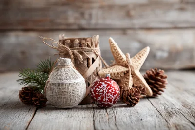 Rustic Christmas Decorations With Pinecones And Ornaments