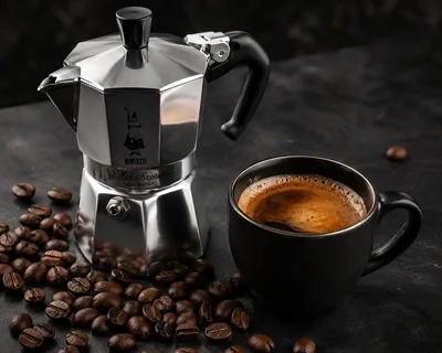 Bialetti Moka Express Coffee Maker With Espresso Cup