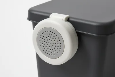 Deodorizing Filter Attached To A Trash Can
