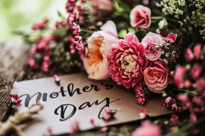 Mother's Day Greeting Card With Pink Floral Bouquet