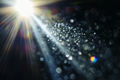 Abstract Light Beams With Bokeh Particles