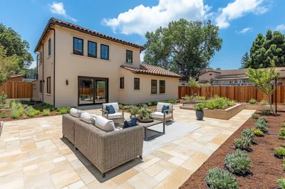 Modern Backyard Patio With Outdoor Furniture