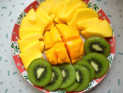 Fresh Sliced Mango and Kiwi Fruit Platter
