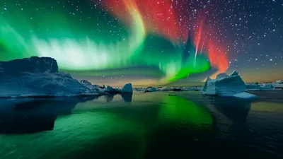 Vibrant Aurora Borealis Dancing Over Arctic Icebergs