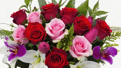 Beautiful Bouquet Of Red And Pink Roses With Lilies