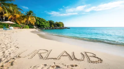 Urlaub Word Written In Sand On Tropical Beach