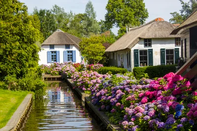 Picturesque Thatched Cottages Along A Canal In Giethoorn