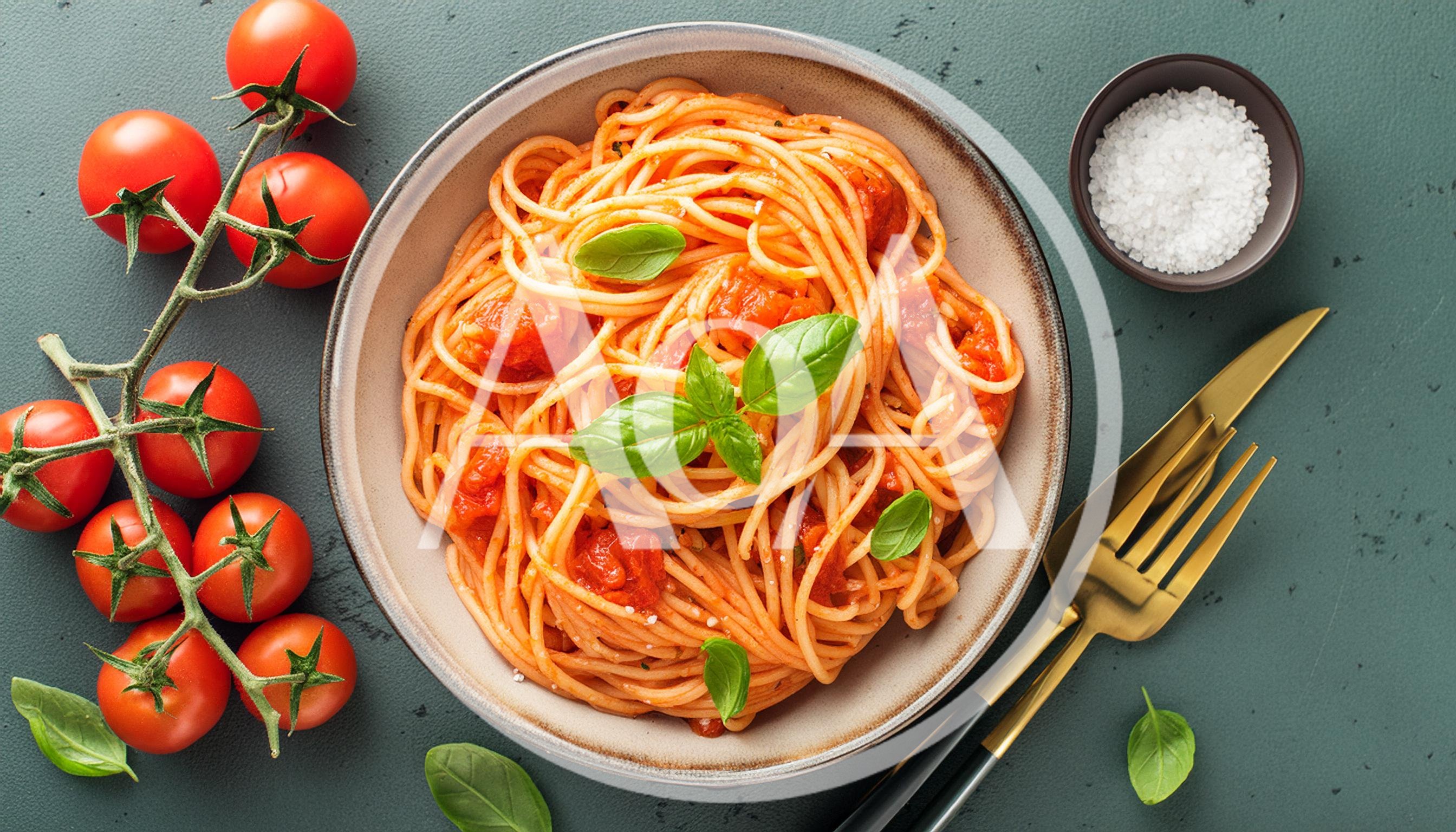 Spaghetti With Tomato Sauce And Fresh Basil