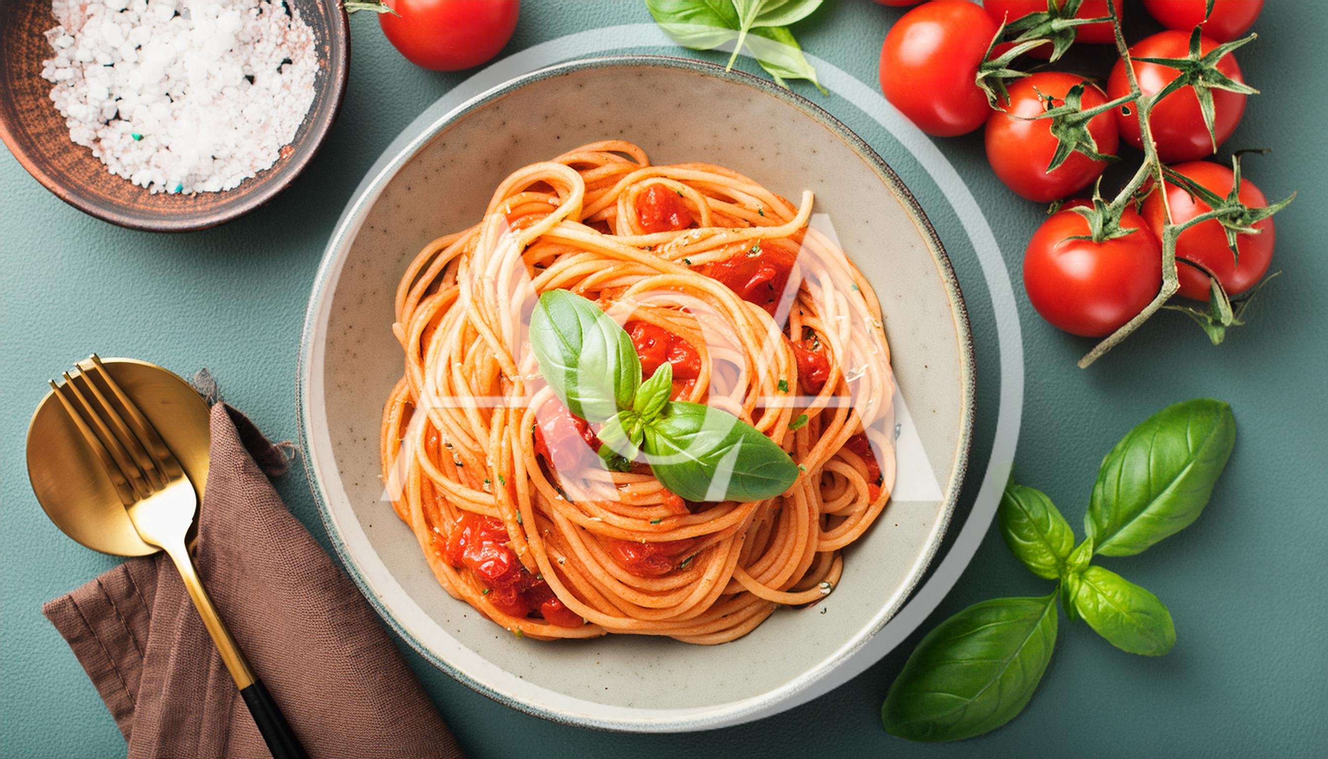 Spaghetti With Tomato Sauce And Fresh Basil