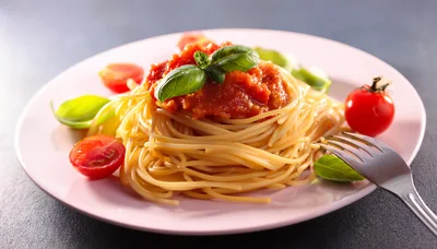 Spaghetti With Tomato Sauce And Fresh Basil
