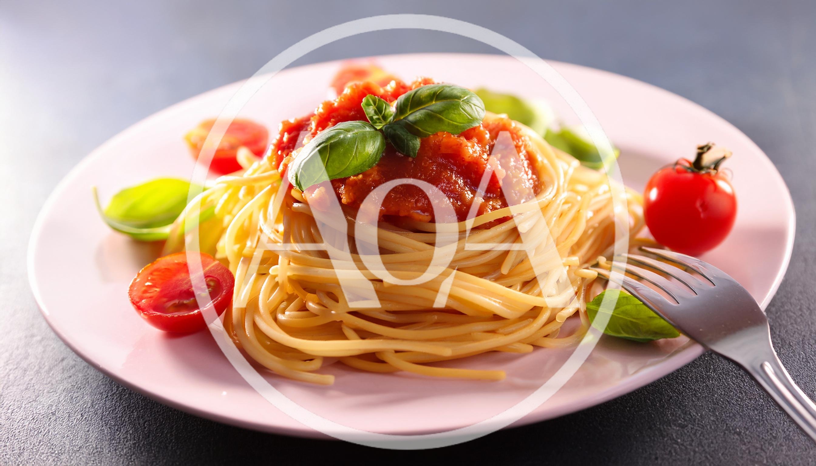 Spaghetti With Tomato Sauce And Fresh Basil