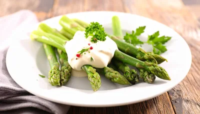 Fresh Green Asparagus Spears With Creamy Sauce