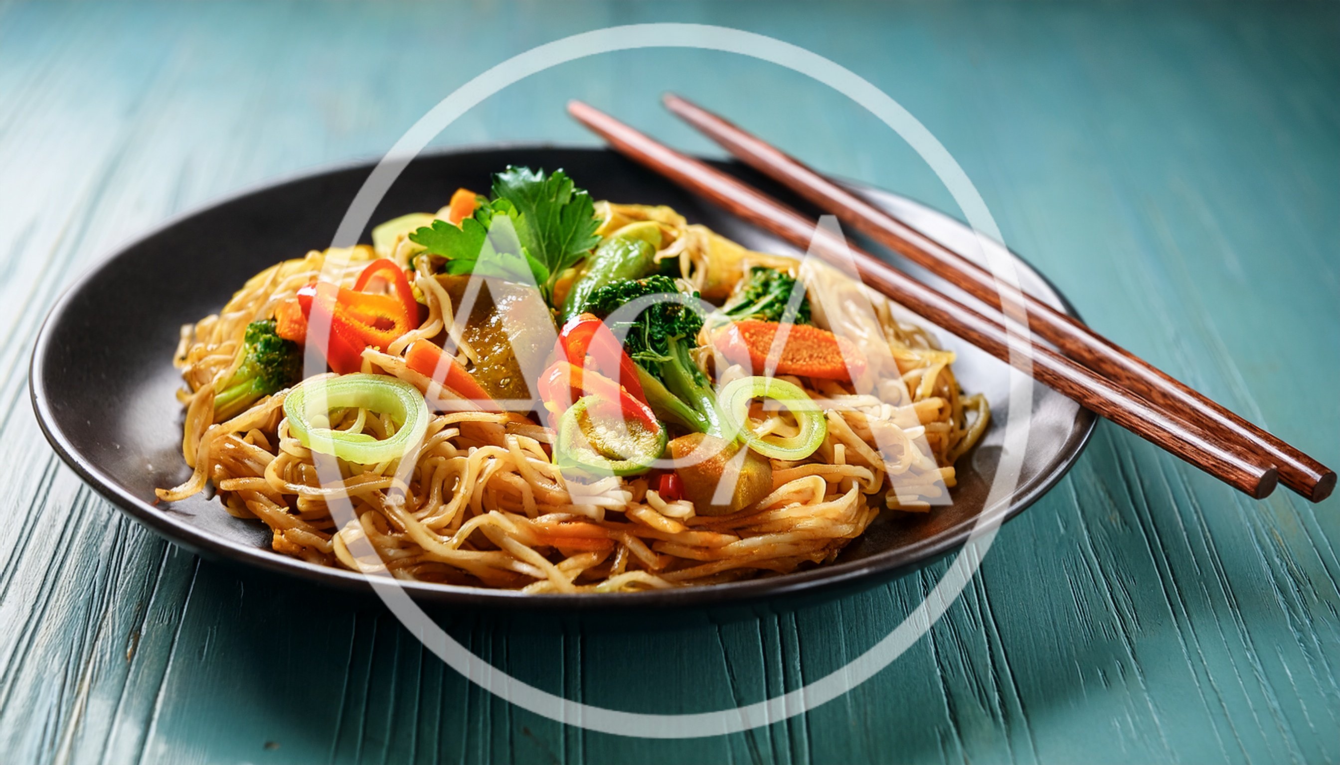 Stir Fried Noodles With Vegetables In A Black Bowl