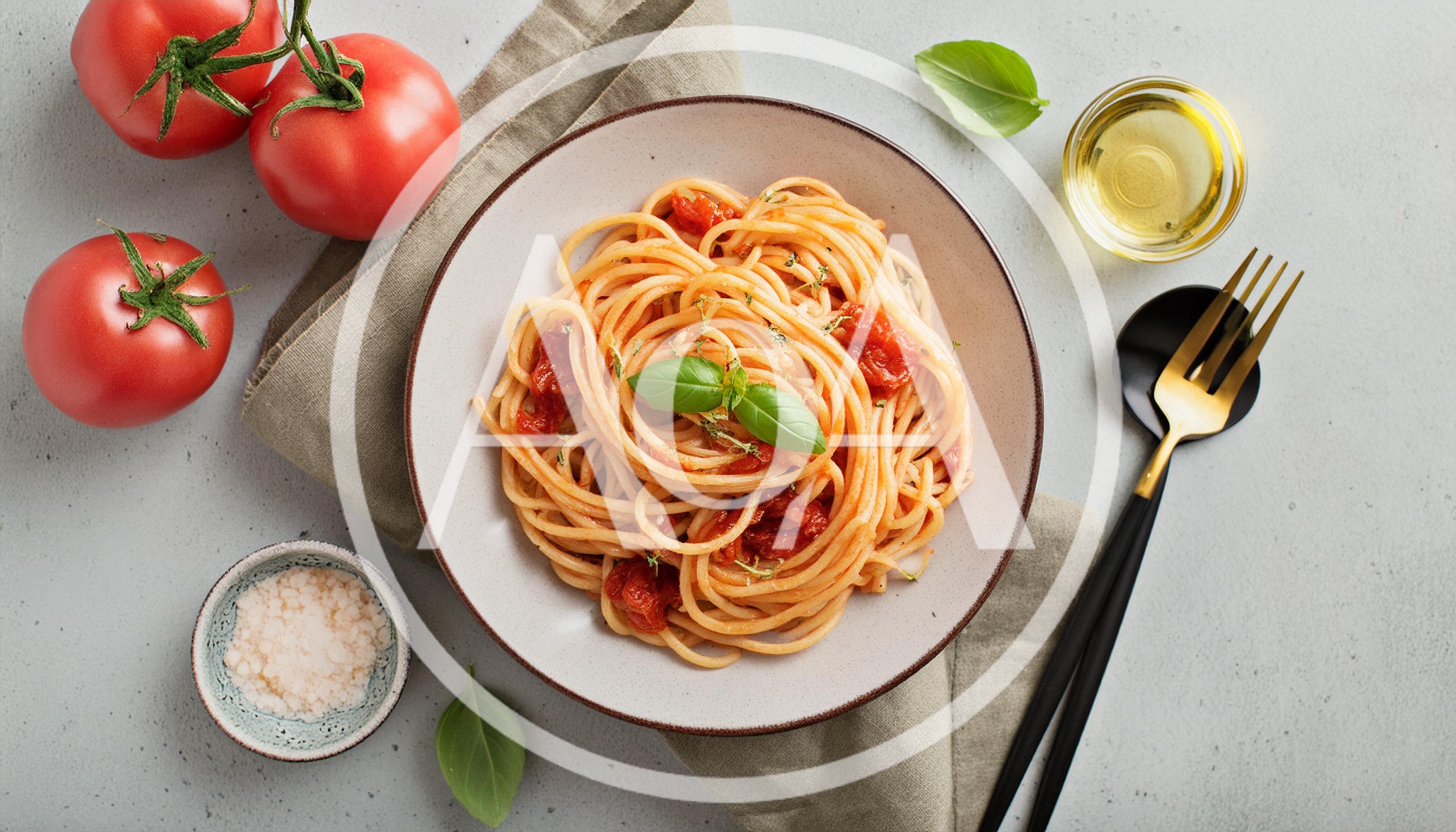 Spaghetti With Tomato Sauce And Fresh Basil