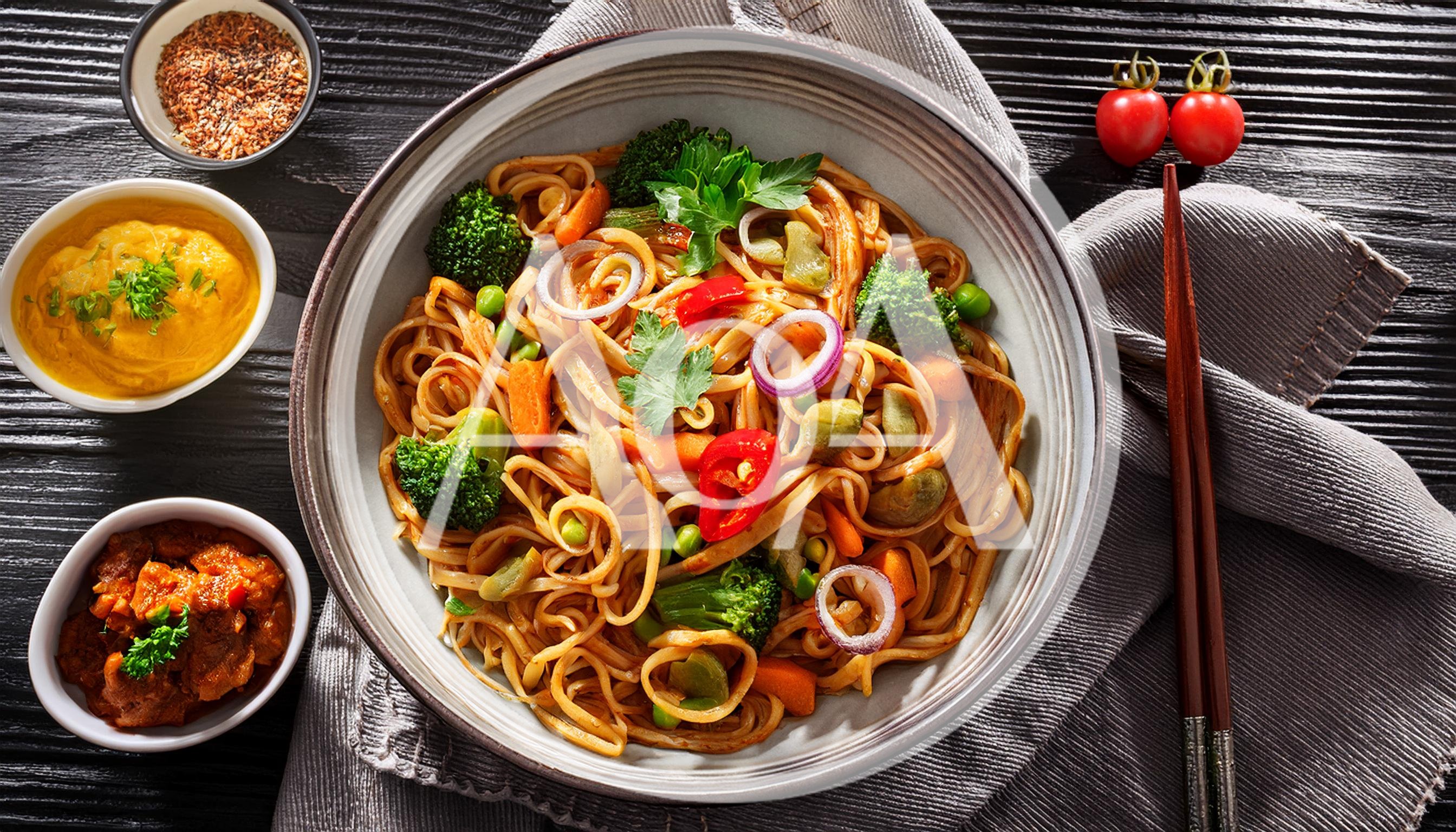 Stir Fried Noodles With Vegetables In A Bowl