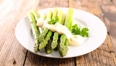 Fresh Green Asparagus Spears With Creamy Sauce