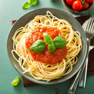 Spaghetti With Tomato Sauce And Fresh Basil