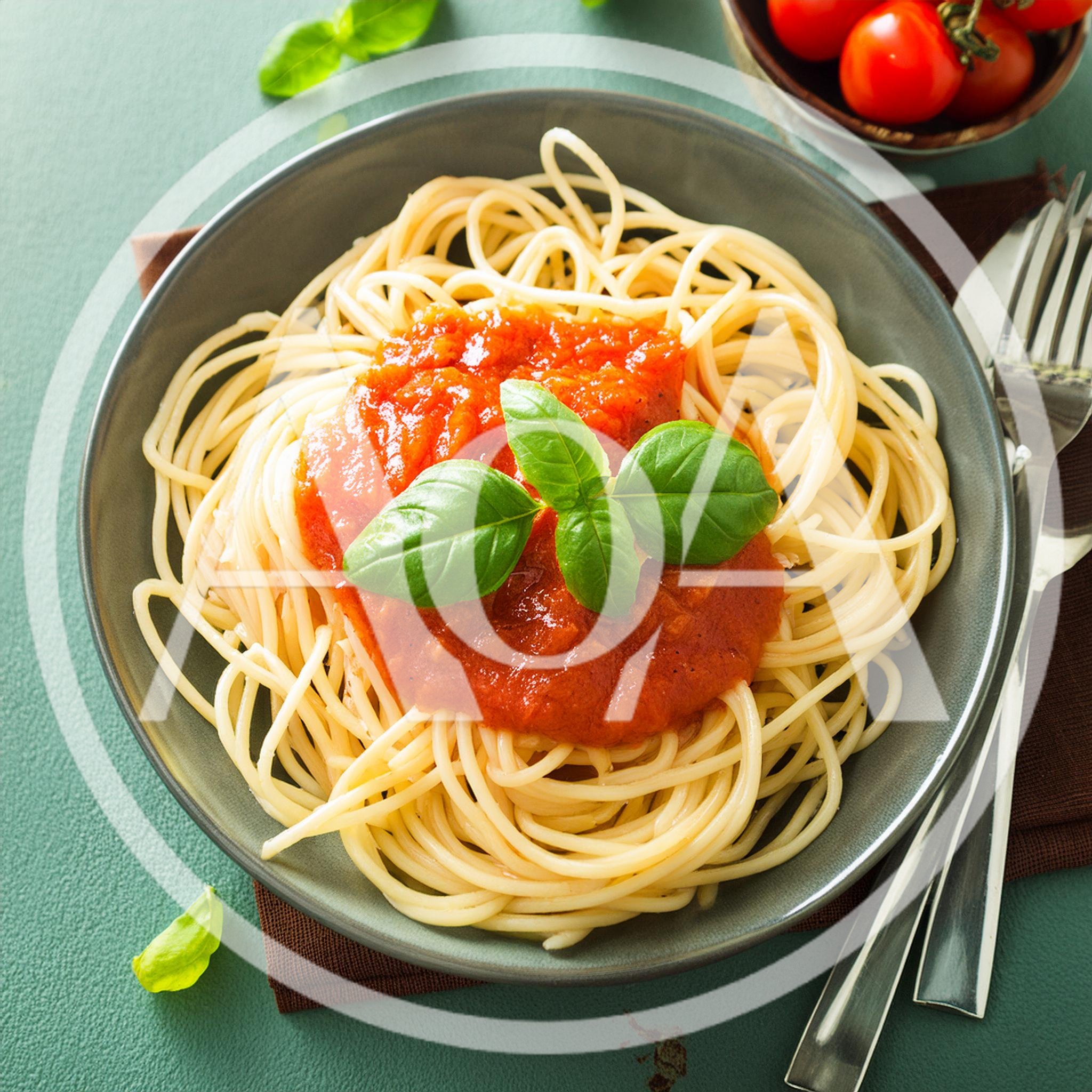 Spaghetti With Tomato Sauce And Fresh Basil