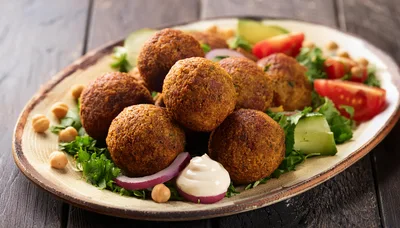 Fresh Falafel Balls Served With Vegetables And Sauce