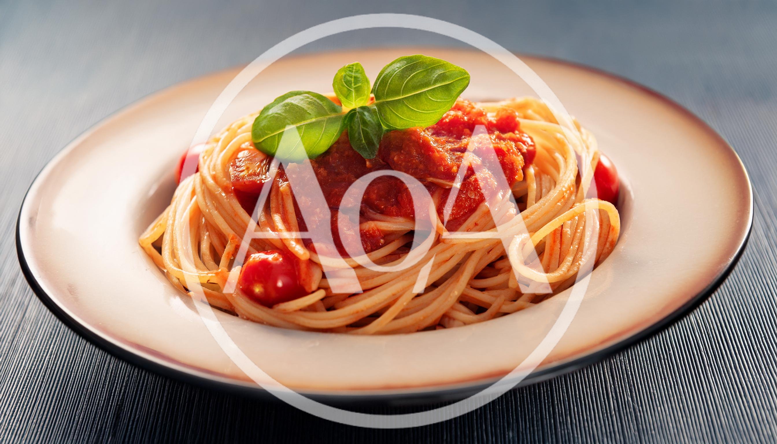 Spaghetti With Tomato Sauce And Fresh Basil