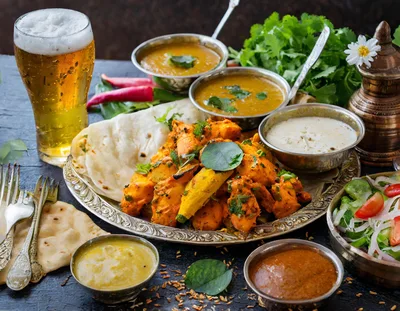 Indian Tandoori Chicken Platter With Naan And Dips
