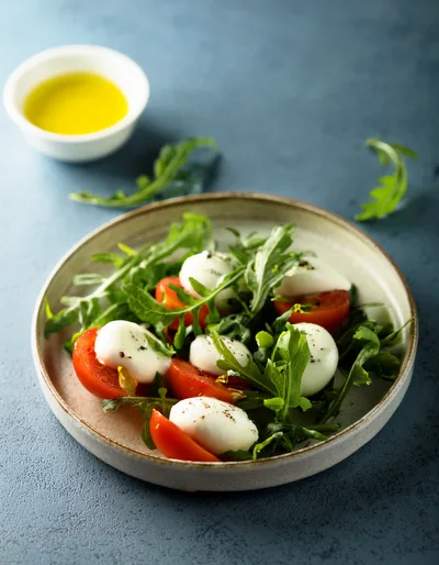 Fresh Caprese Salad with Arugula and Mozzarella