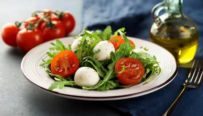 Fresh Caprese Salad With Arugula And Cherry Tomatoes
