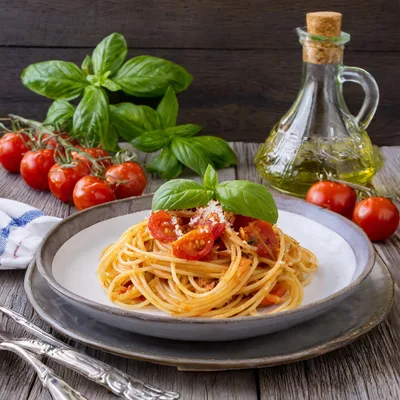 Spaghetti Pasta With Fresh Cherry Tomatoes And Basil