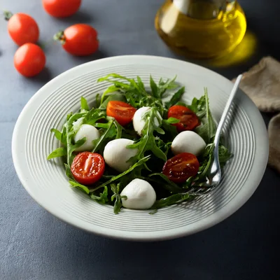 Fresh Caprese Salad with Arugula and Mozzarella
