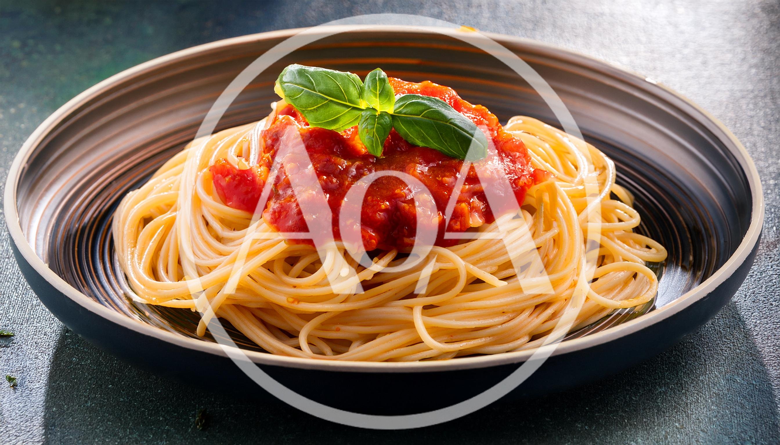 Spaghetti With Tomato Sauce And Fresh Basil