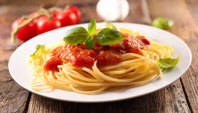 Spaghetti With Tomato Sauce And Fresh Basil