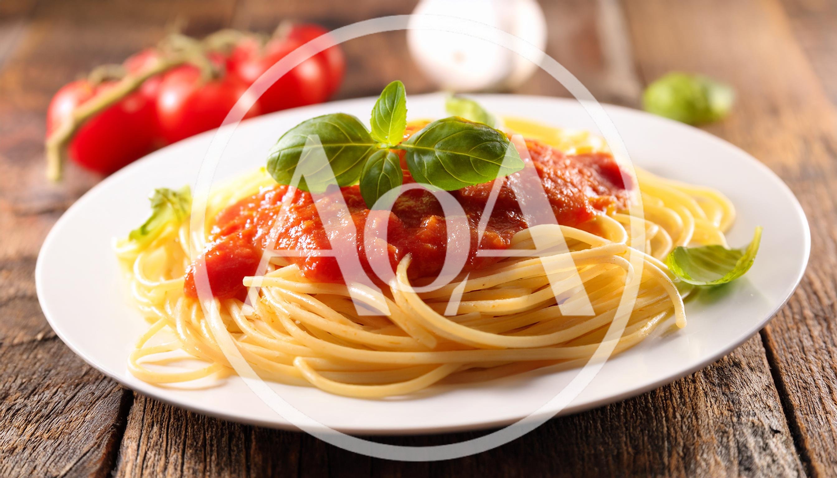 Spaghetti With Tomato Sauce And Fresh Basil