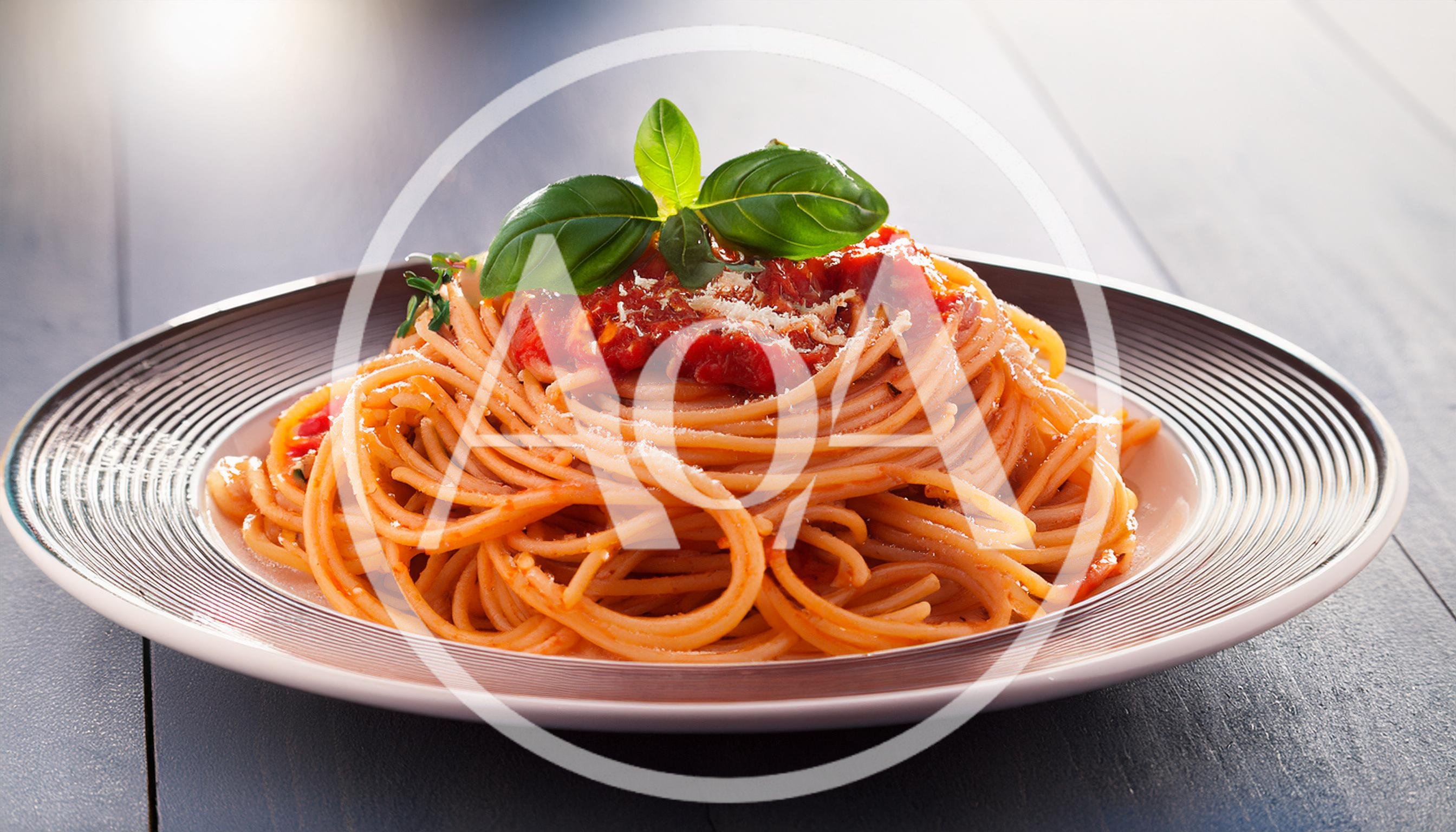 Spaghetti With Tomato Sauce And Fresh Basil