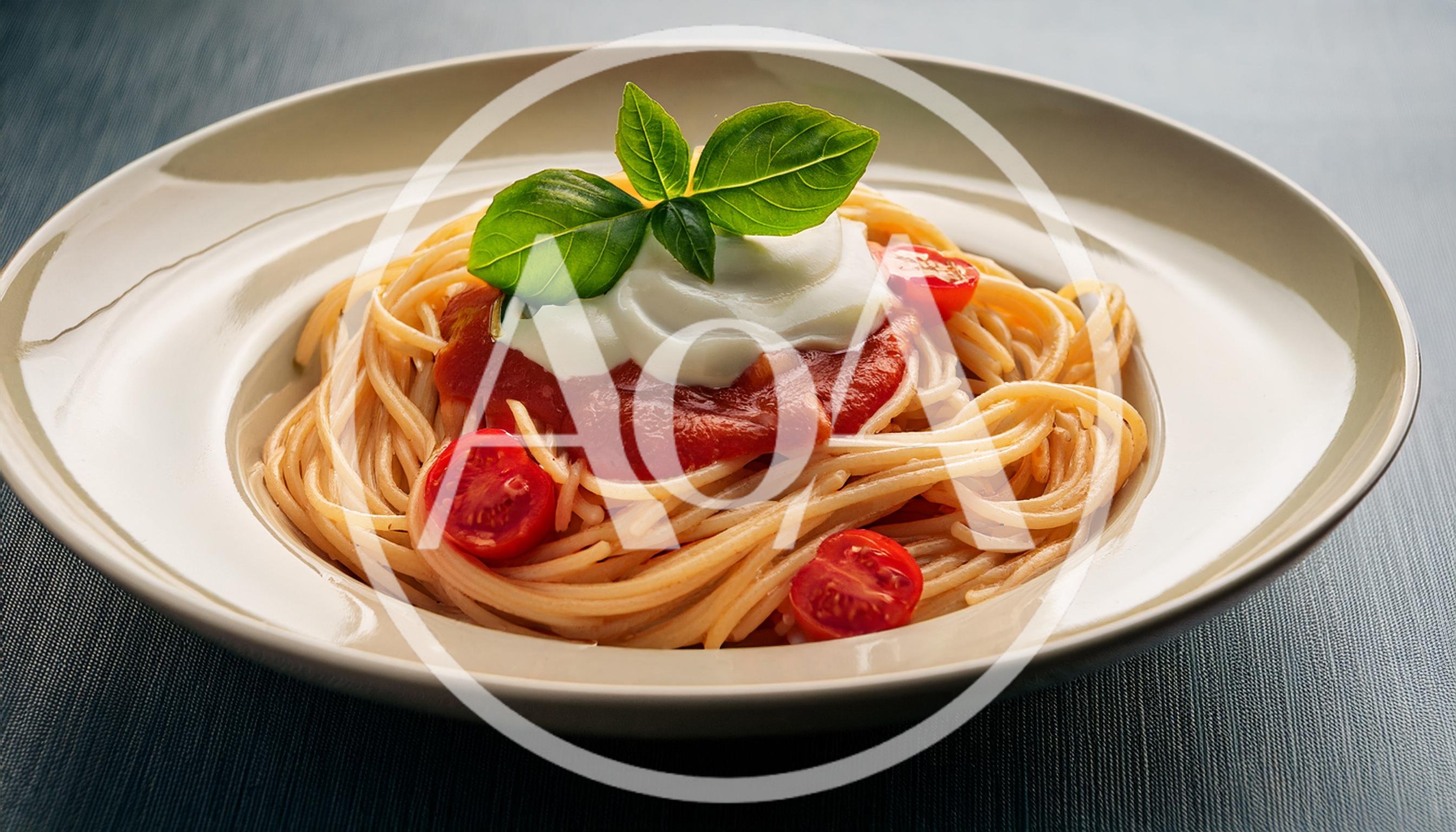 Spaghetti Pasta With Tomato Sauce And Fresh Mozzarella