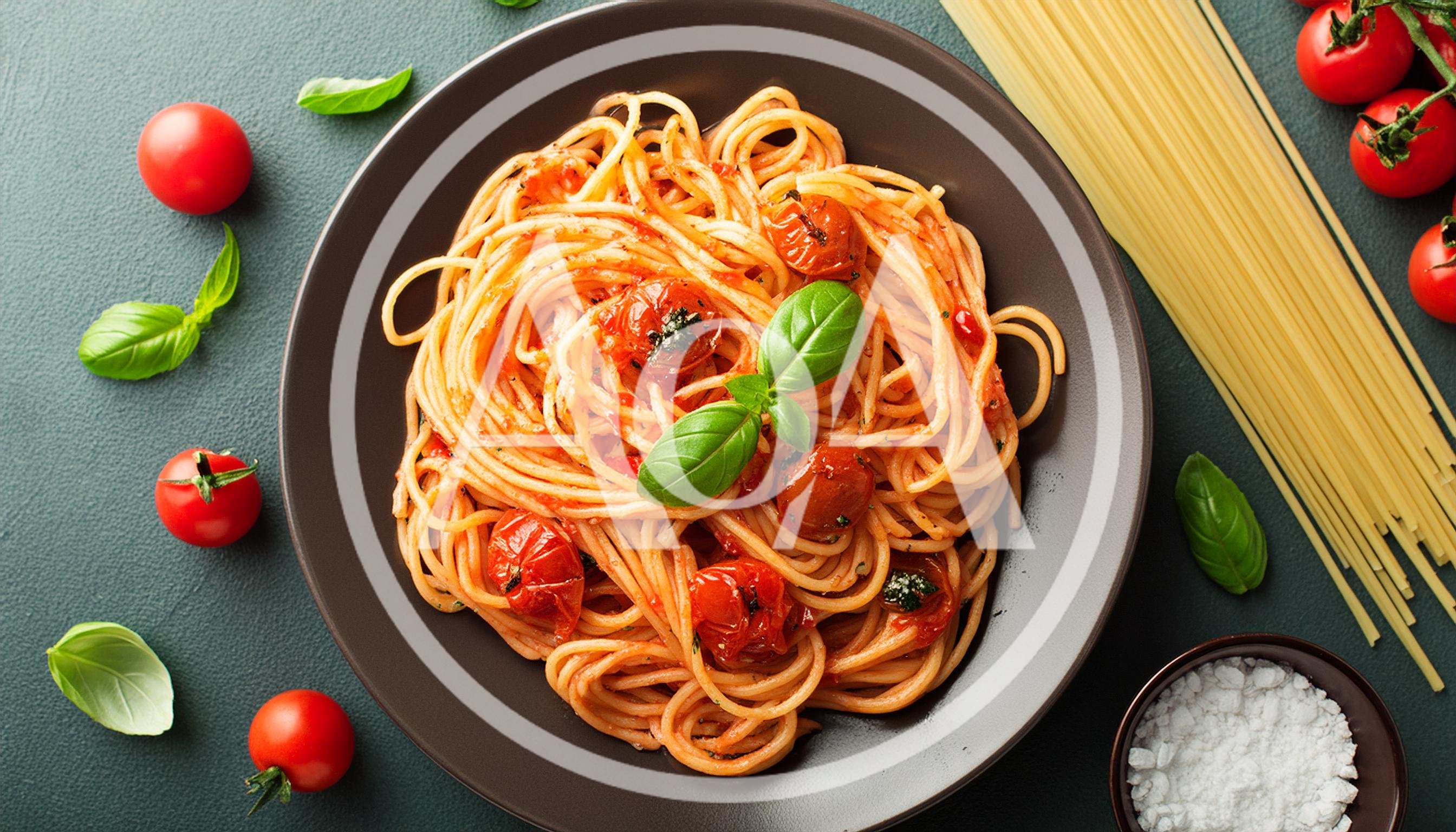 Spaghetti With Tomato Sauce And Fresh Basil