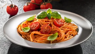 Spaghetti With Tomato Sauce And Fresh Basil Leaves