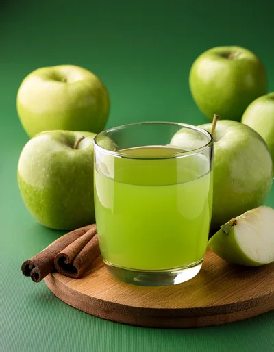 Fresh Green Apple Juice With Cinnamon Sticks