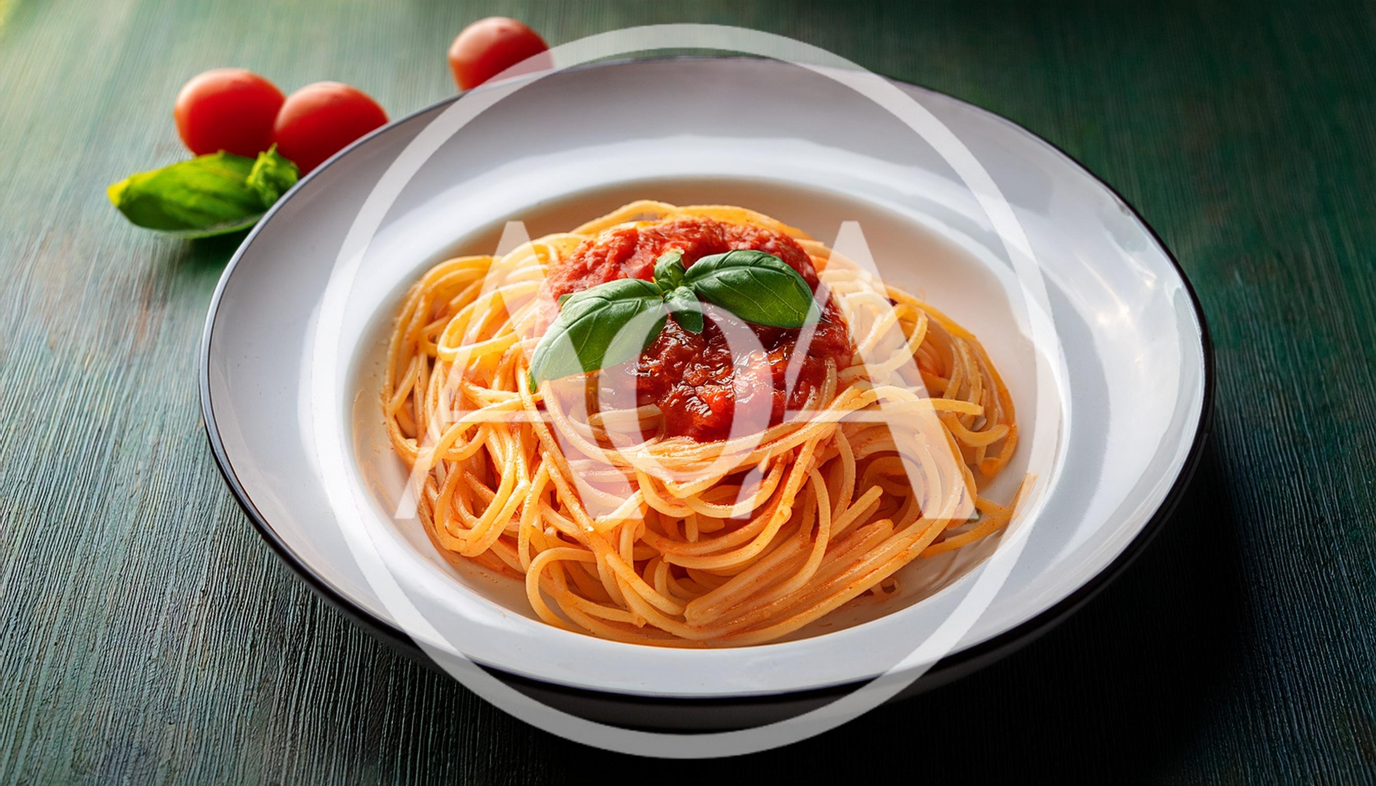 Spaghetti With Tomato Sauce And Fresh Basil