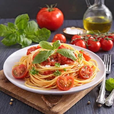 Spaghetti With Tomato Sauce And Fresh Basil