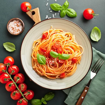 Spaghetti With Tomato Sauce And Fresh Basil
