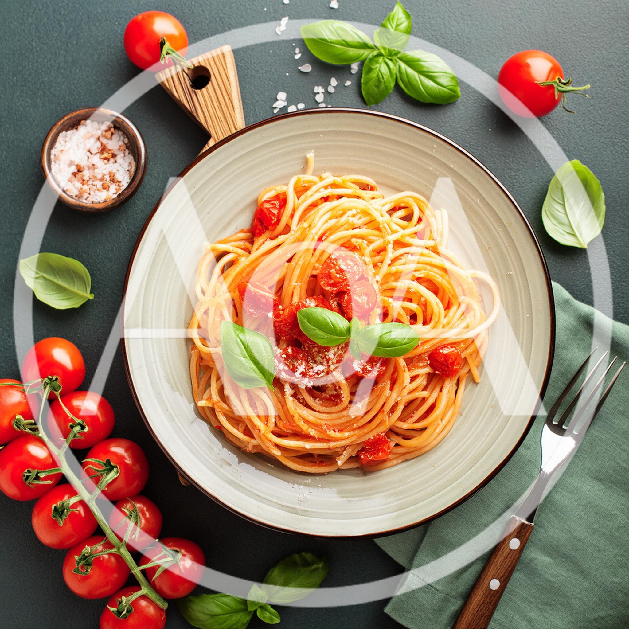 Spaghetti With Tomato Sauce And Fresh Basil